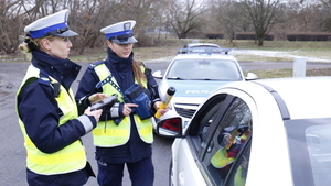 policjantki dokonują kontroli kierującego pojazdem