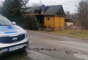 miejsce po pożarze, na zdjęciu widać nadpalony budynek mieszkalny