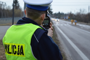 policjant z miernikiem prędkości