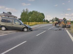 rozbite auto i ciągnik