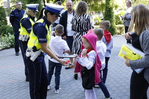 policjantki rozdają dzieciom odblaski