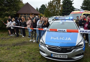 na zdjęciu widać radiowóz policyjny i taśmę zabezpieczającą z napisem policja