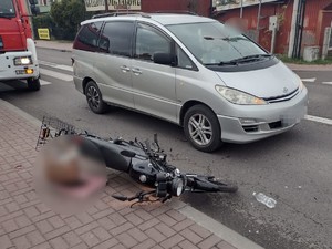 miejsce zdarzenia drogowego na ulicy Rejowieckiej z udziałem motoroweru i osobówki