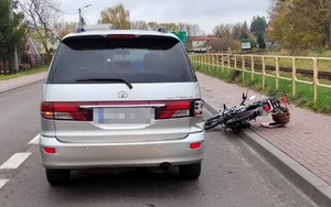 na zdjęciu widać samochód marki Toyota i leżący obok motorower marki Zipp