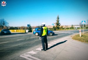 policjant na skrzyżowaniu kieruje ruchem