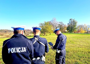 policjanci sterują bezzałogowym statkiem powietrznym