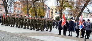 poczty stojące na placu apelowym 3go Maja