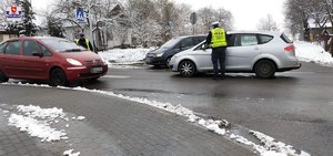 policjanci sprawdzają trzeźwość kierowców