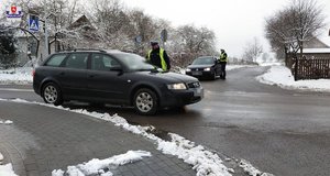 policjanci kontrolują kierowców