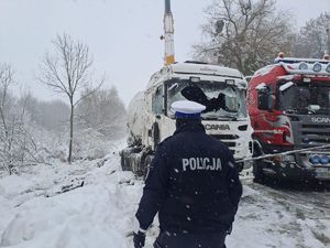 policjant na tle wyciągnietej cysterny z rowu