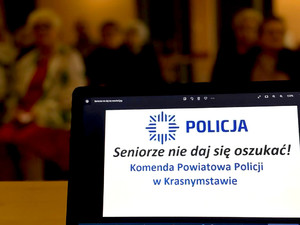 widok z laptopa z tematem spotkania seniorze nie daj się oszukać