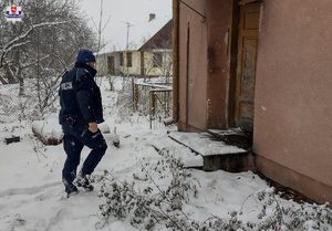 policjant sprawdza pustostan