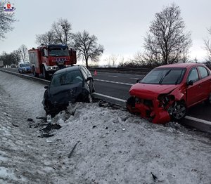 na zdjęciu widąc dwa rozbite samochody