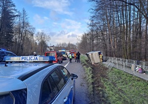 miejsce wypadku drogowego z udziałem autokaru