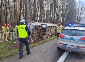 na zdjęciu widać autokar leżący w rowie