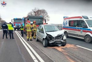 miejsce zdarzenia drogowego, na zdjęciu widać rozbitego mercedesa oraz pojazdy straży pożarnej i karetki pogotowia