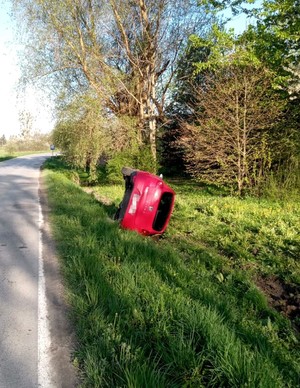 seat leżący na boku w przydrożnym rowie