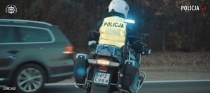 na zdjęciu widać motocykl z policjantem