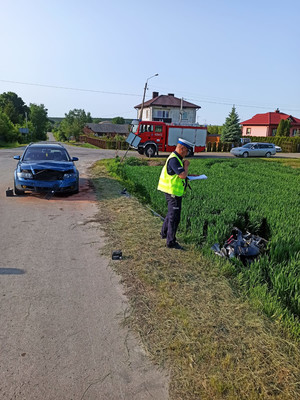 policjant wykonuje oględziny miejsca zdarzenia