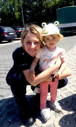 policjantka z małą dziewczynką