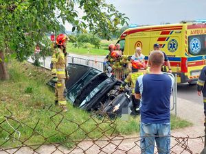 Samochód w przydrożnym rowie