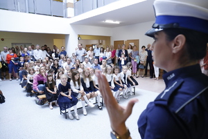 policjantka z dziećmi