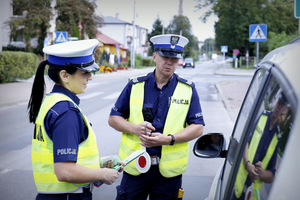 policjanci rozdają odblaski