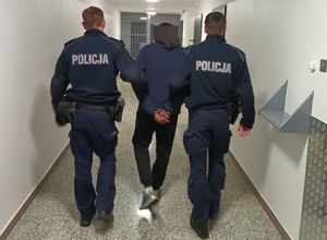 zatrzymany mężczyzna z policjantami