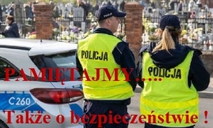 policjanci w kamizelkach odblaskowych