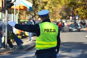 policjant w kamizelce odblaskowej