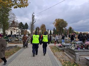 policjanci na cmentarzu