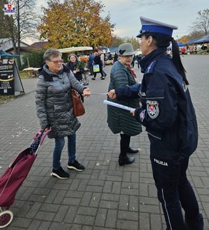 policjantka wręczająca odblaski