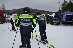 policjanci na nartach