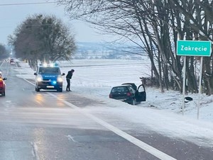 policjanci na zdarzeniu drogowym