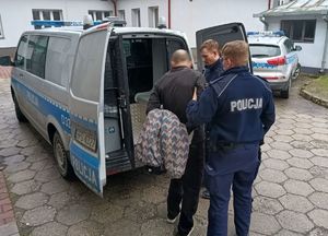 40-latek prowadzony przez policjantów do radiowozu