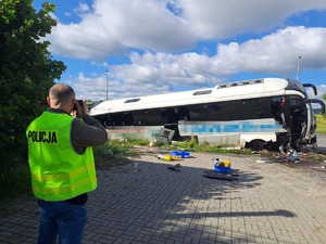 wypadek autokaru, policjant na miejscu