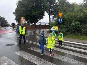 policjant z dziećmi