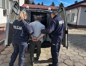 zatrzymany mężczyzna z policjantami