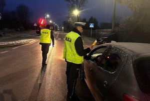 Policjanci ruchu drogowego w trakcie badania stanu trzeźwości kierujących