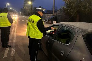 Policjanci ruchu drogowego w trakcie badania stanu trzeźwości kierujących