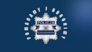 Gwiazda policyjna z napisem Policja krasnostawska. Nad gwiazdą widnieje napis pomagamy i chronimy