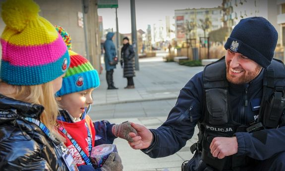 policjant z dziećmi