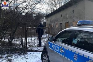 Policjant kontroluje pustostan