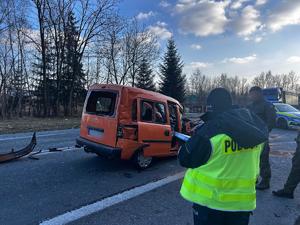 policjantka pracująca na miejscu wypadku