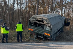 policjanci na miejscu wypadku drogowego