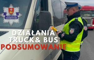 Policjanci ruchu drogowego w trakcie kontroli pojazdu. Na zdjęciu widnieje napis Działania Truck &amp; Bus podsumowanie oraz logo krasnostawskiej Policji