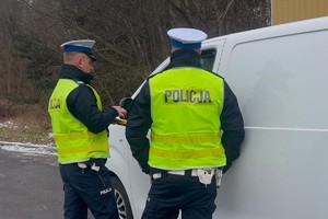 Policjanci ruchu drogowego w trakcie kontroli pojazdu.