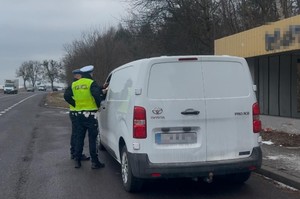 Policjanci ruchu drogowego w trakcie kontroli pojazdu.