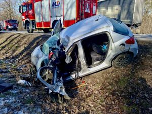 samochód marki peugeot po wypadku