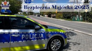 radiowóz oznakowany przy drodze